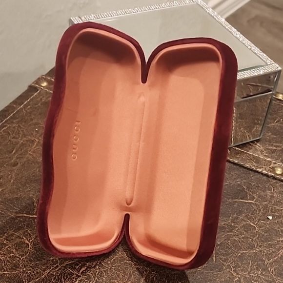 Gucci Authentic Red Velvet Eyewear/Sunglasses Case - Picture 4 of 7